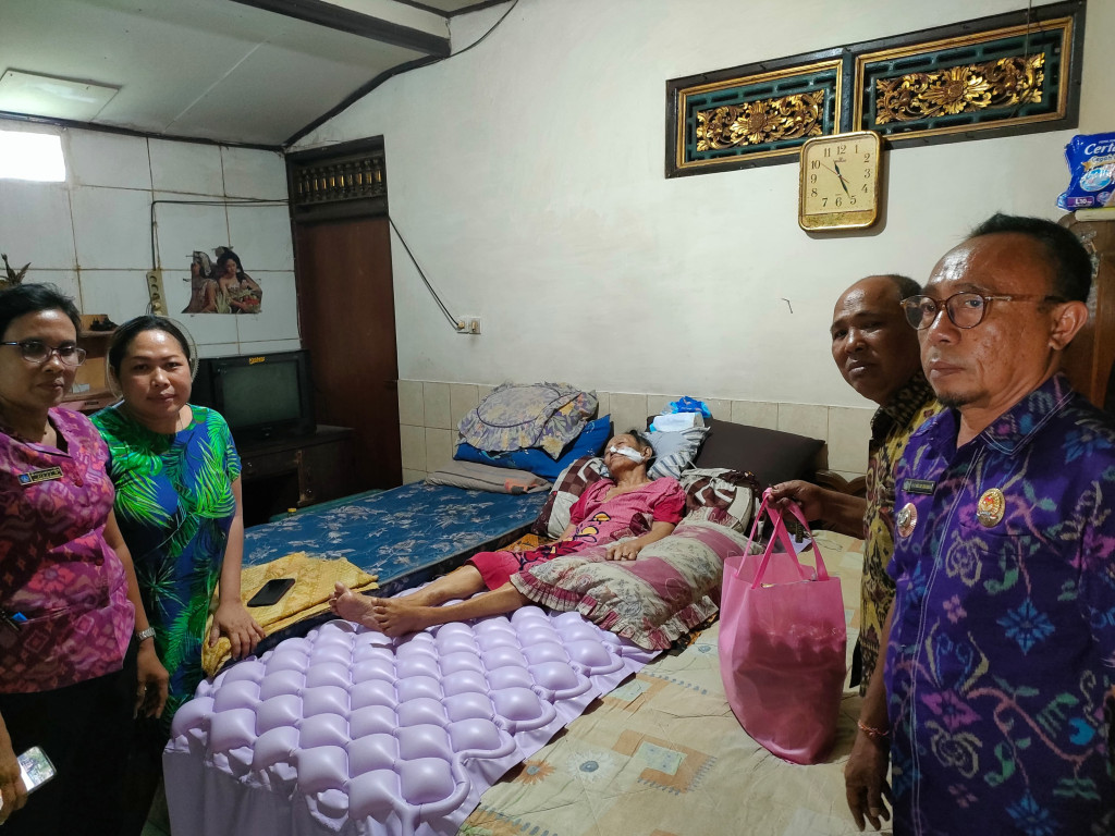 Pemerintah Desa Angantaka Beri Bantuan Kursi Roda  Kepada Penderita Sakit Menahun